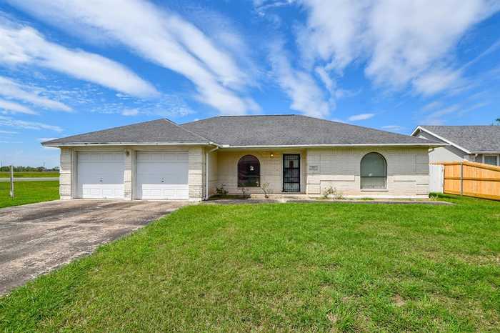 photo 2: 512 Town And Country Drive, El Campo TX 77437