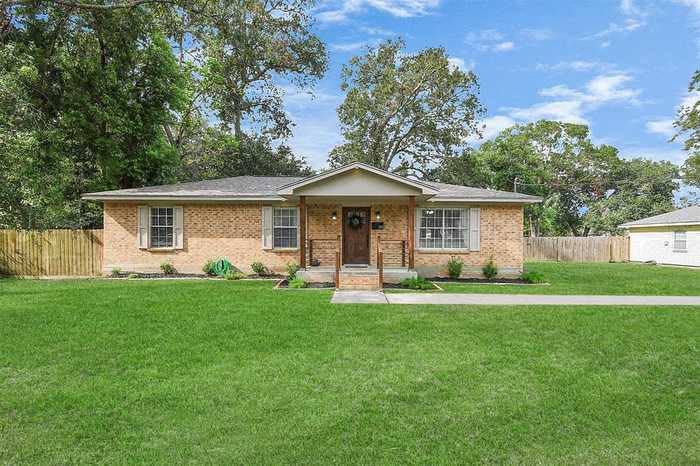 photo 1: 301 E Southland Avenue, Alvin TX 77511