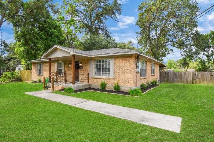 photo 2: 301 E Southland Avenue, Alvin TX 77511