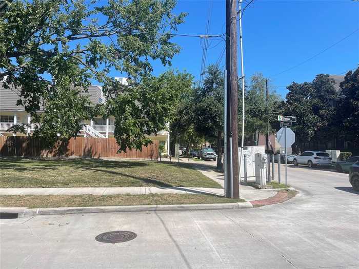 photo 1: 100 Welch Street, Houston TX 77006