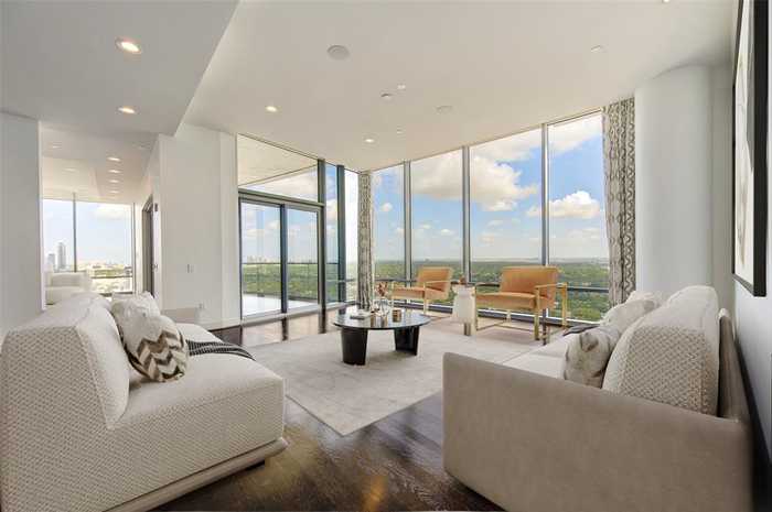 photo 2: 2727 Kirby Drive Unit 26L, Houston TX 77098