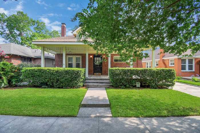 photo 2: 745 E 16th Street, Houston TX 77008