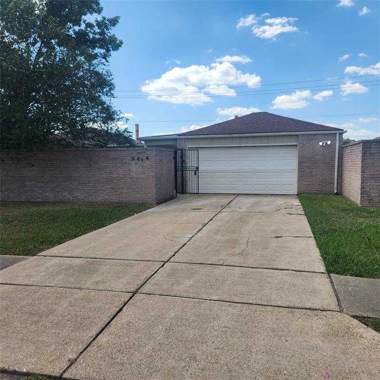 photo 2: 9414 Beringwood Drive, Houston TX 77083