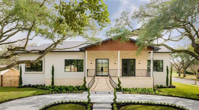 photo 2: 9411 Braesheather Court, Houston TX 77096