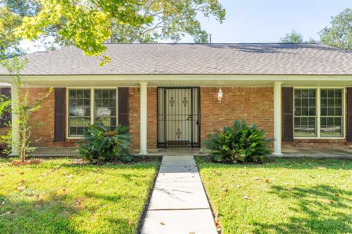 photo 2: 10715 Piping Rock Lane, Houston TX 77042