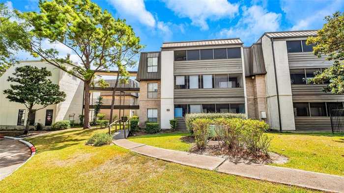 photo 2: 3035 Walnut Bend Lane Unit 35, Houston TX 77042