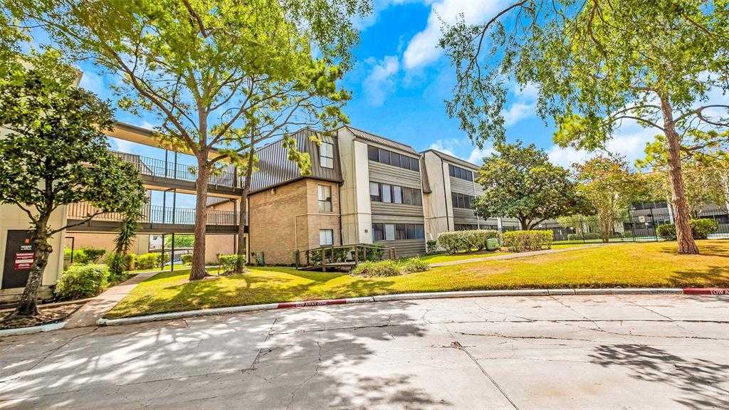 photo 3: 3035 Walnut Bend Lane Unit 35, Houston TX 77042