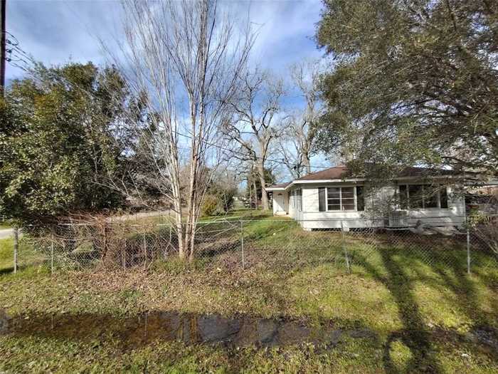 photo 2: 721 E Emily Avenue, Wharton TX 77488