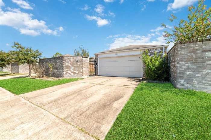 photo 2: 9311 Wellsworth Drive, Houston TX 77083