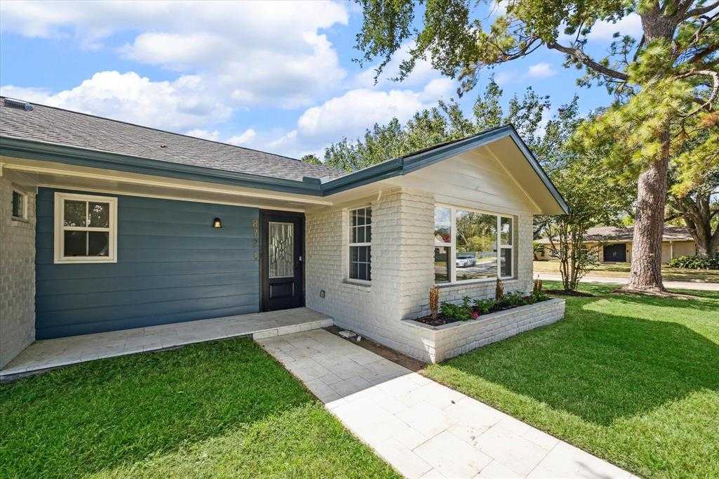 photo 2: 8721 Westview Drive, Spring Valley Village TX 77055