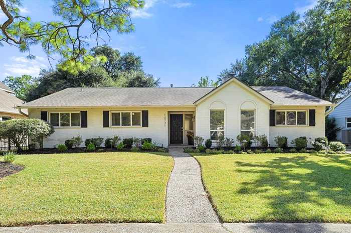 photo 2: 10731 Sugar Hill Drive, Houston TX 77042