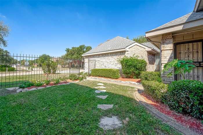 photo 2: 8618 Scenic Green Drive, Houston TX 77088