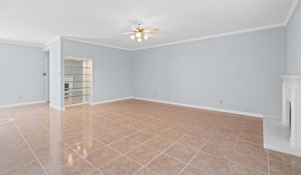 photo 3: 600 Wilcrest Drive Unit 8, Houston TX 77042