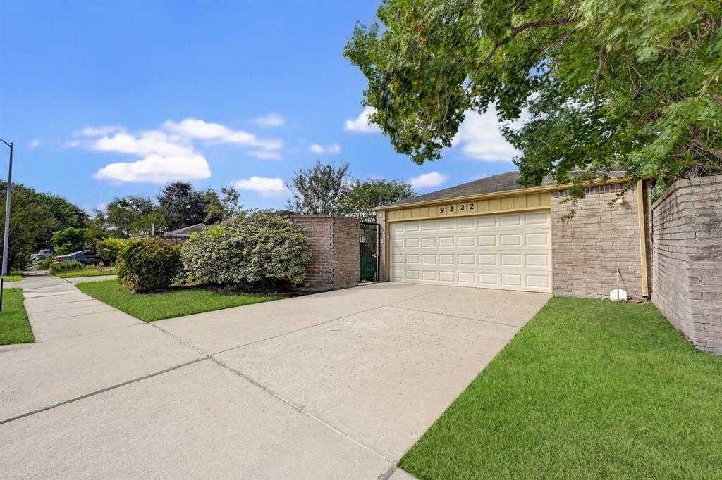 photo 3: 9322 Danforth Way, Houston TX 77083