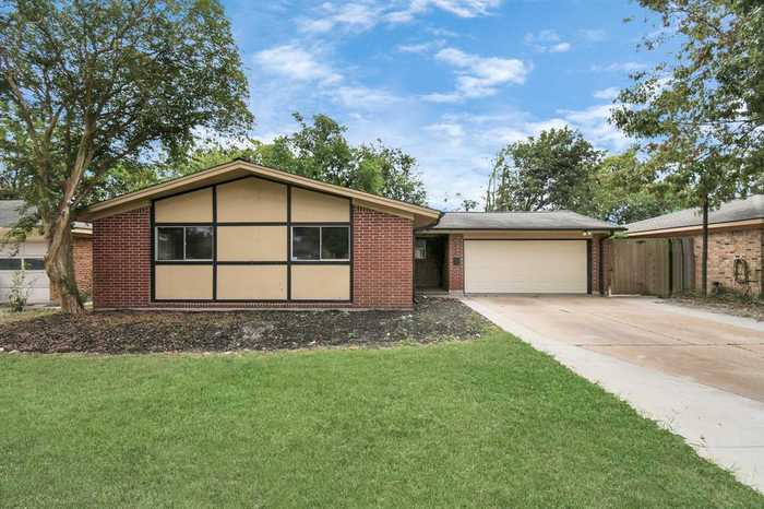 photo 1: 811 Mosher Lane, Houston TX 77088