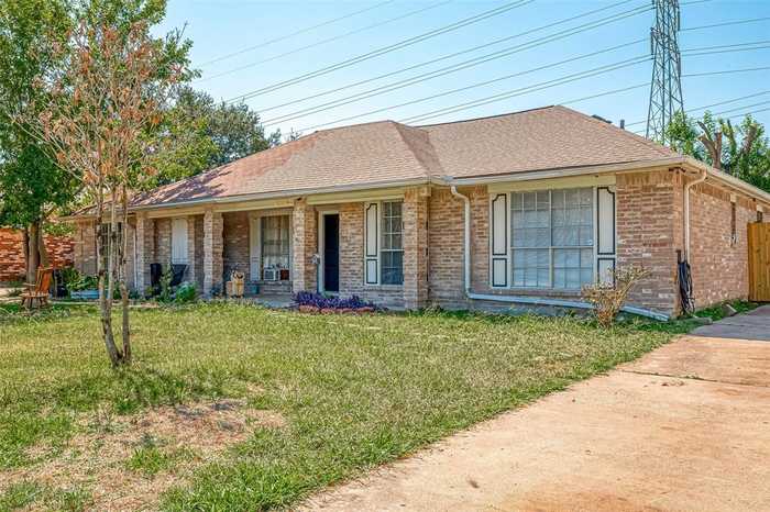 photo 2: 9210 Benthos Drive, Houston TX 77083