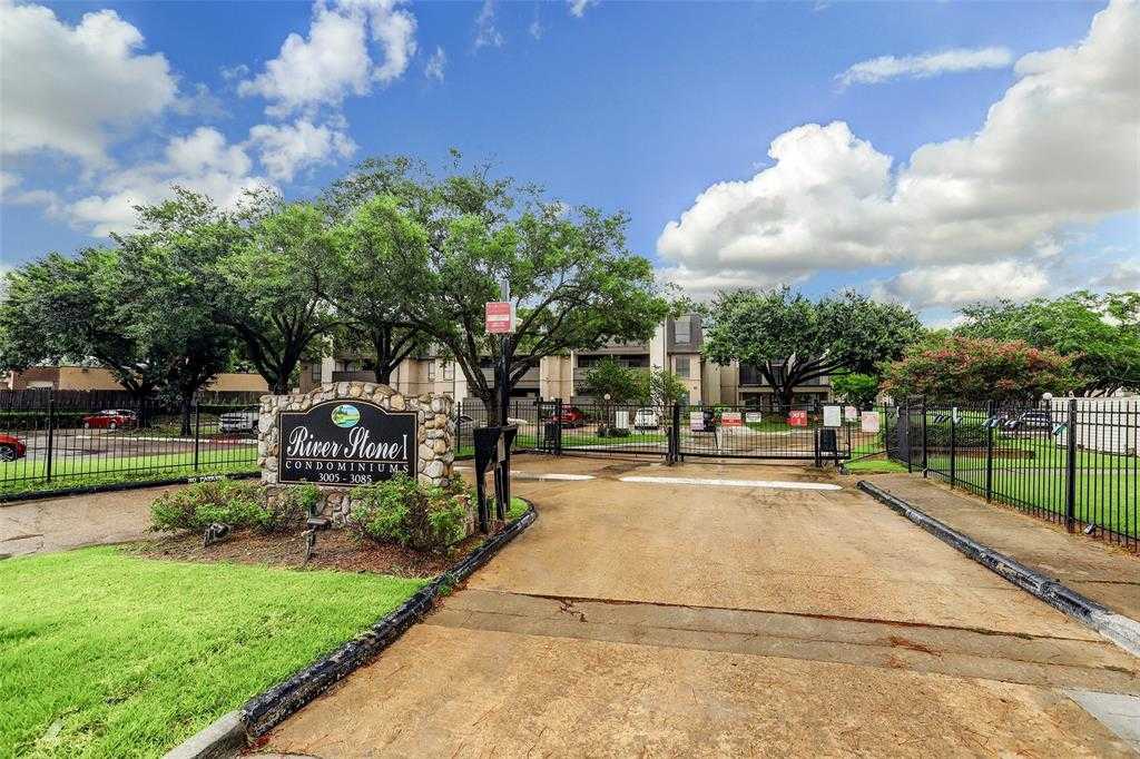 photo 3: 3085 Walnut Bend Lane Unit 32, Houston TX 77042