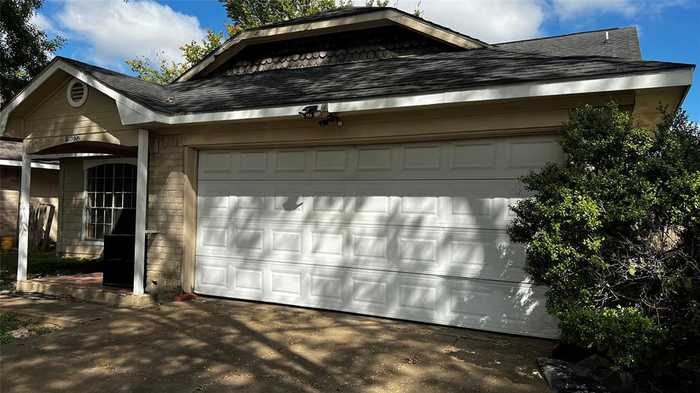 photo 2: 16022 Barbarossa Drive, Houston TX 77083