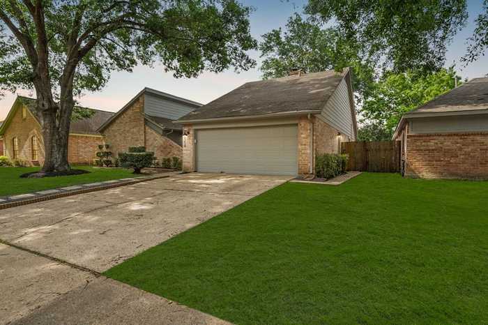 photo 2: 6214 Saint Anne Forest Drive, Houston TX 77088