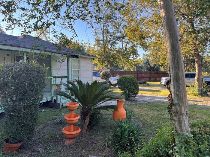 photo 2: 7010 Wendemere Street, Houston TX 77088