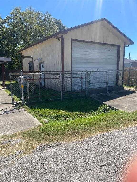 photo 2: 3195 Bolivar Street, Beaumont TX 77701