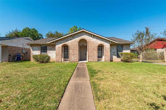 photo 2: 11810 Amblewood Drive, Meadows Place TX 77477