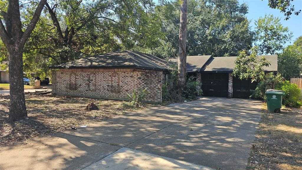 photo 1: 9003 Chateau Forest Drive, Houston TX 77088