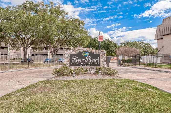 photo 1: 3075 Walnut Bend Lane Unit 23, Houston TX 77042