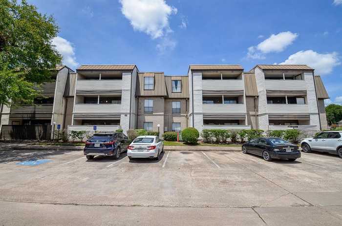 photo 2: 3075 Walnut Bend Lane Unit 23, Houston TX 77042