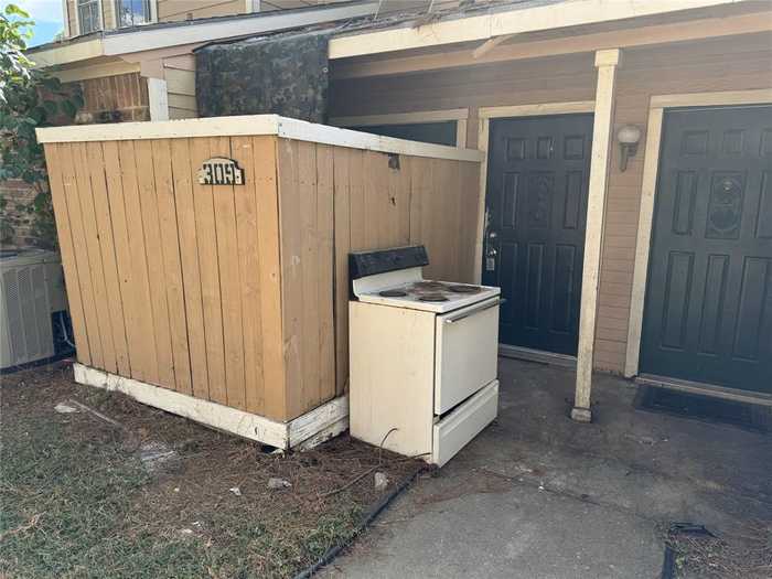 photo 2: 7402 Alabonson Rd Unit 309, Houston TX 77088