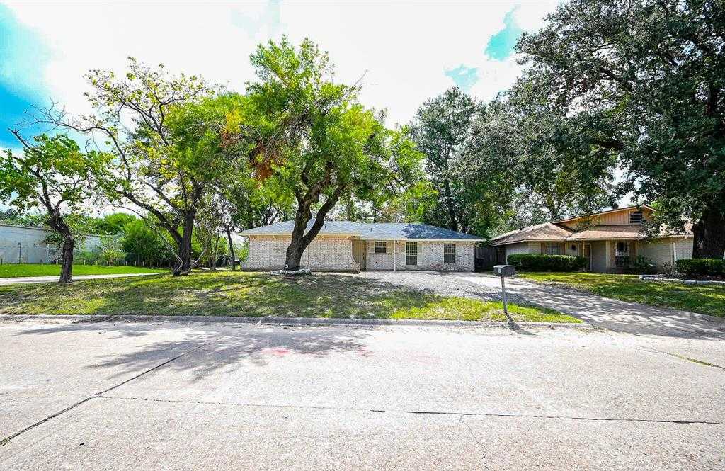 photo 2: 1411 Peach Spring Drive, Houston TX 77088