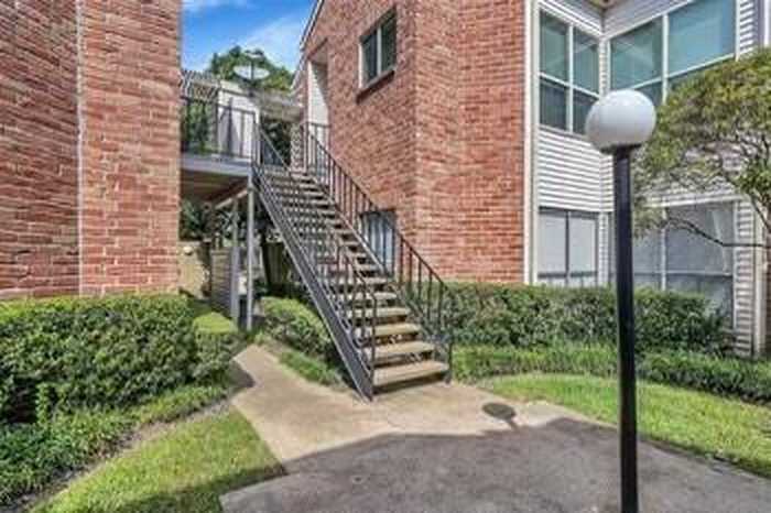 photo 2: 10161 Oakberry Street, Houston TX 77042