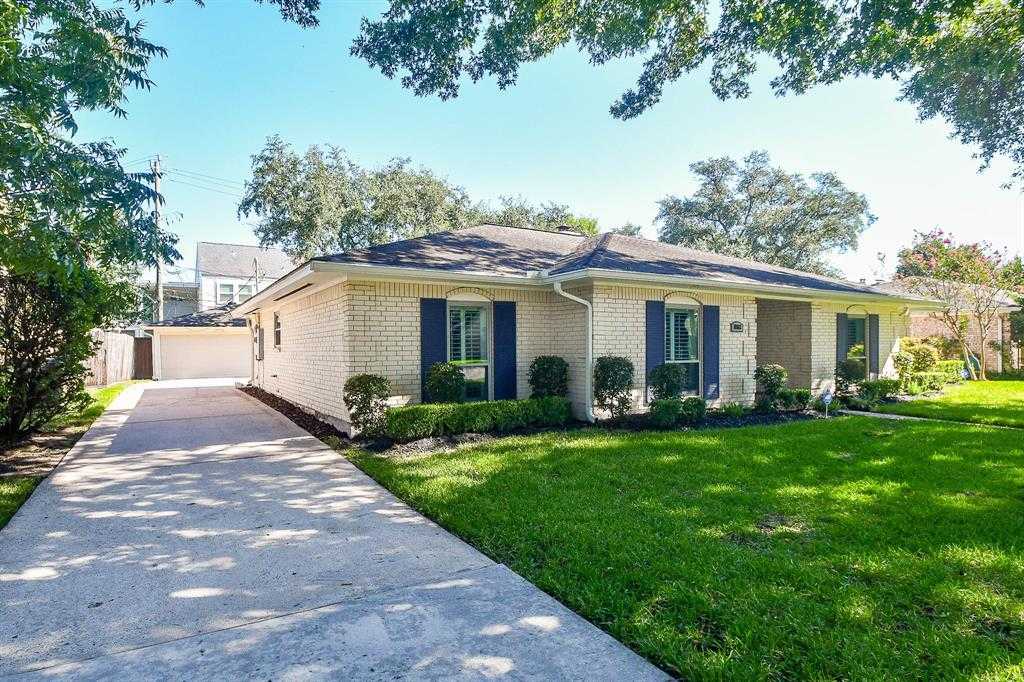 photo 2: 10802 Inwood Drive, Houston TX 77042