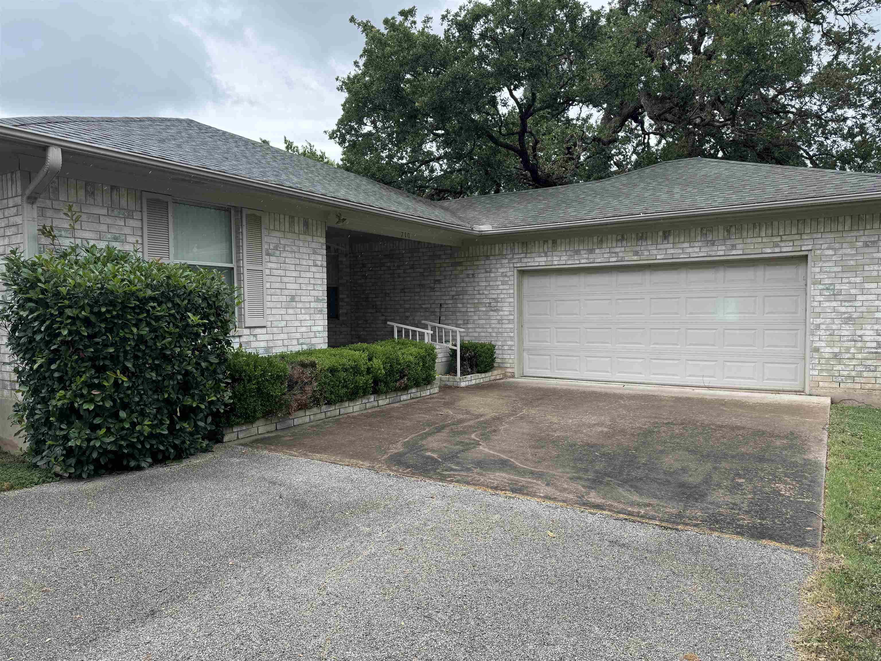 photo 2: 710 Highland Drive, Highland Haven TX 78654