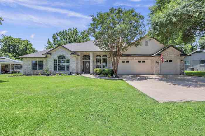 photo 1: 207 Flamingo Circle, Highland Haven TX 78654