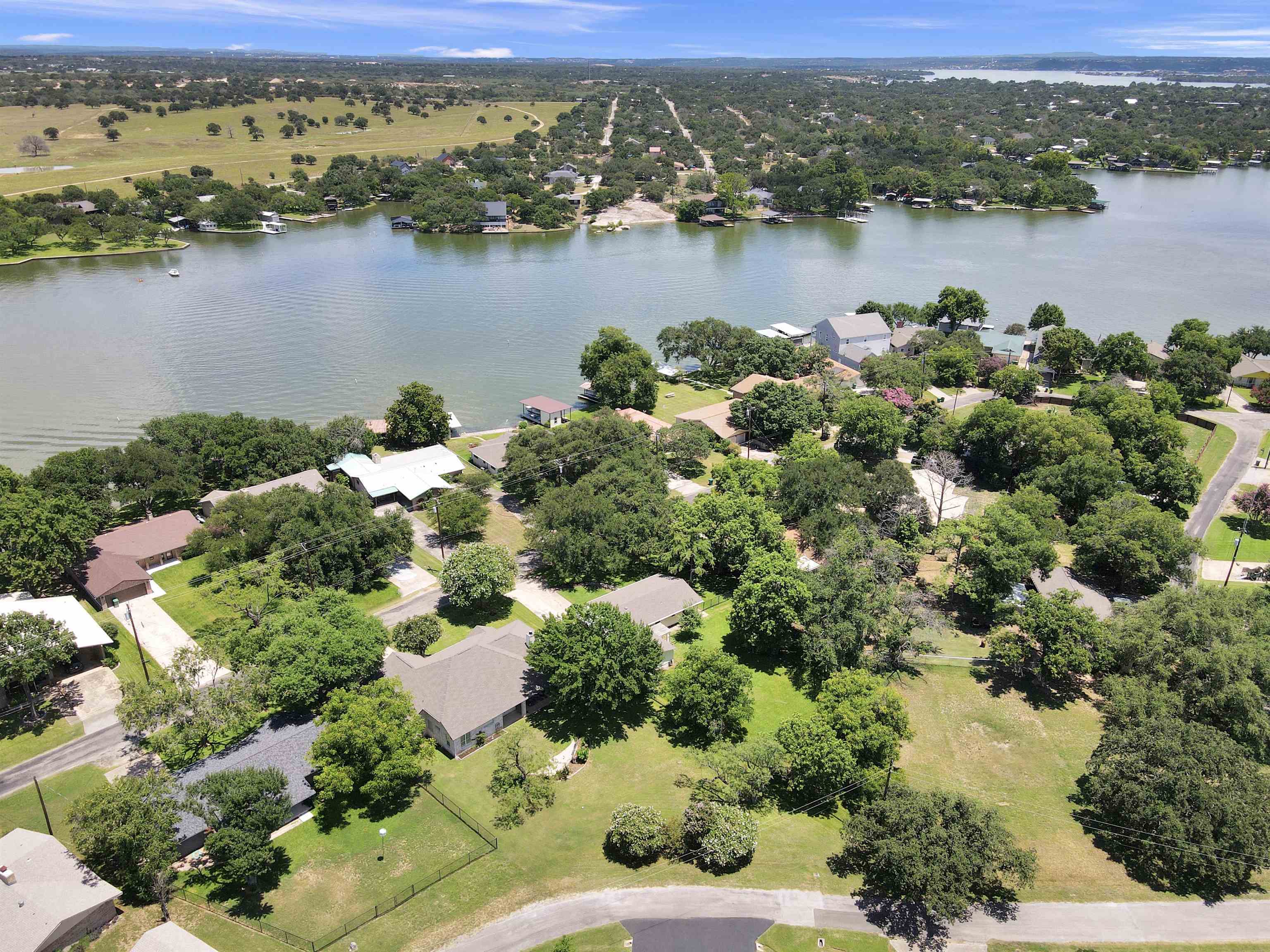 photo 3: 207 Flamingo Circle, Highland Haven TX 78654