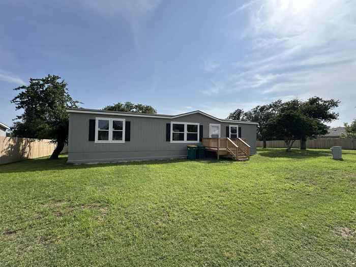 photo 2: 134 E Castlelake Drive, Granite Shoals TX 78654