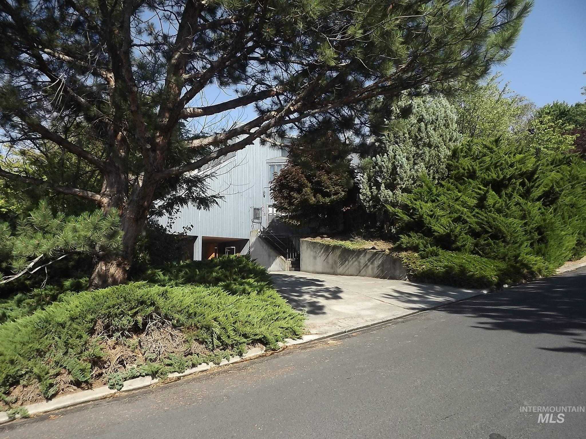 photo 1: 2991 Mayfair Drive, Lewiston ID 83501