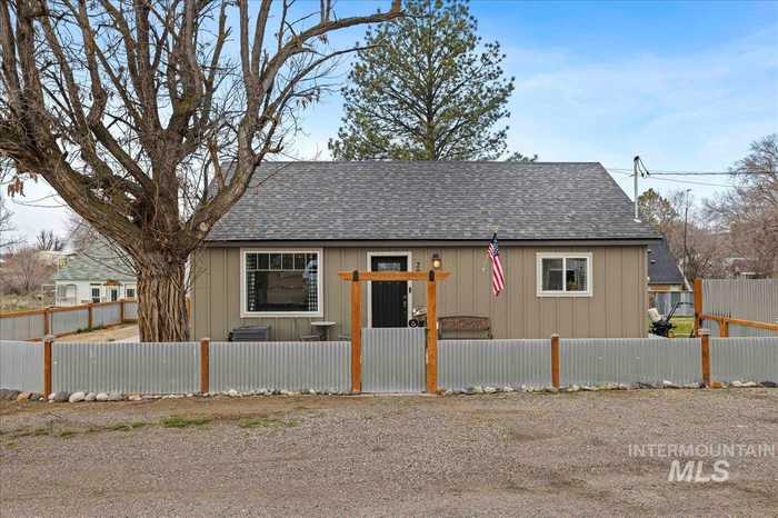 photo 2: 205 N Owyhee St, Glenns Ferry ID 83623