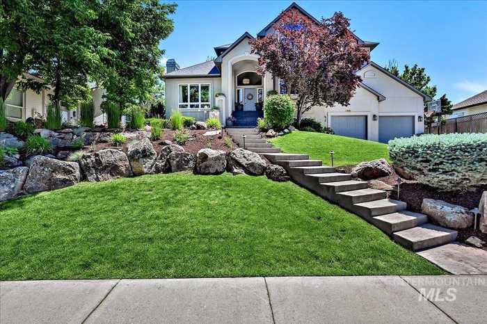 photo 1: 905 E Highland View Dr, Boise ID 83702