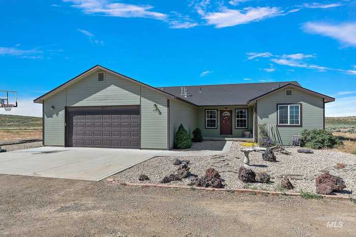 photo 1: 775 NE Beaman, Mountain Home ID 83647