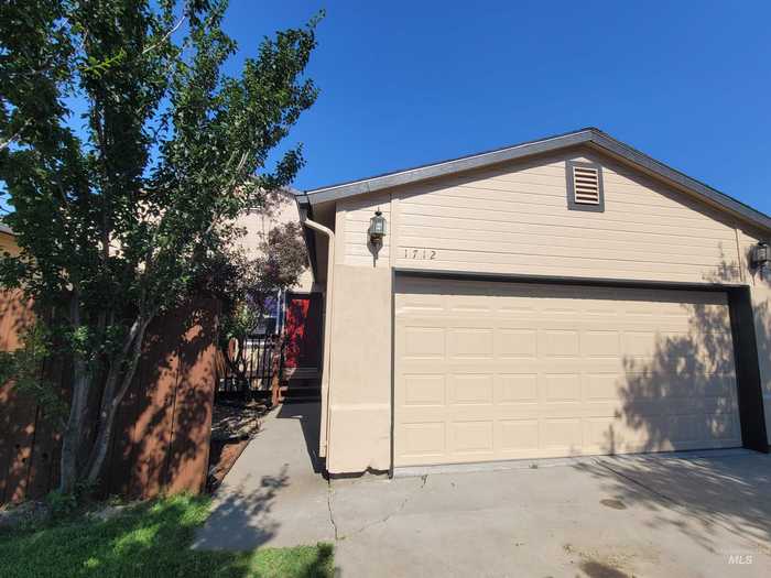 photo 1: 1712 SW Challis, Mountain Home ID 83647