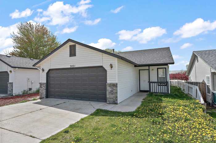 photo 1: 3021 Cougar Avenue, Nampa ID 83687