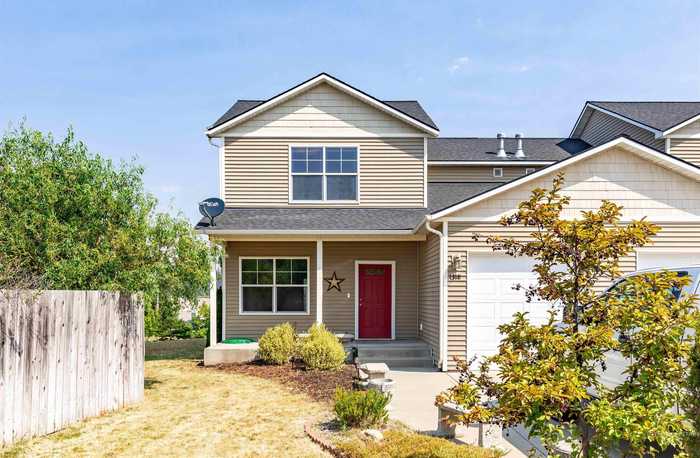 photo 1: 1318 Edinborough Ct, Moscow ID 83843