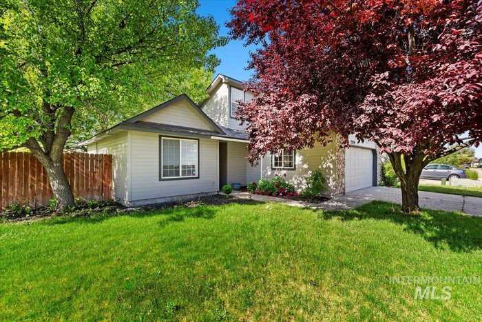 photo 1: 7579 Arlington Dr, Nampa ID 83687