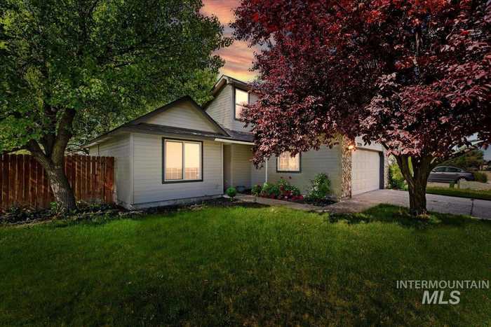 photo 2: 7579 Arlington Dr, Nampa ID 83687