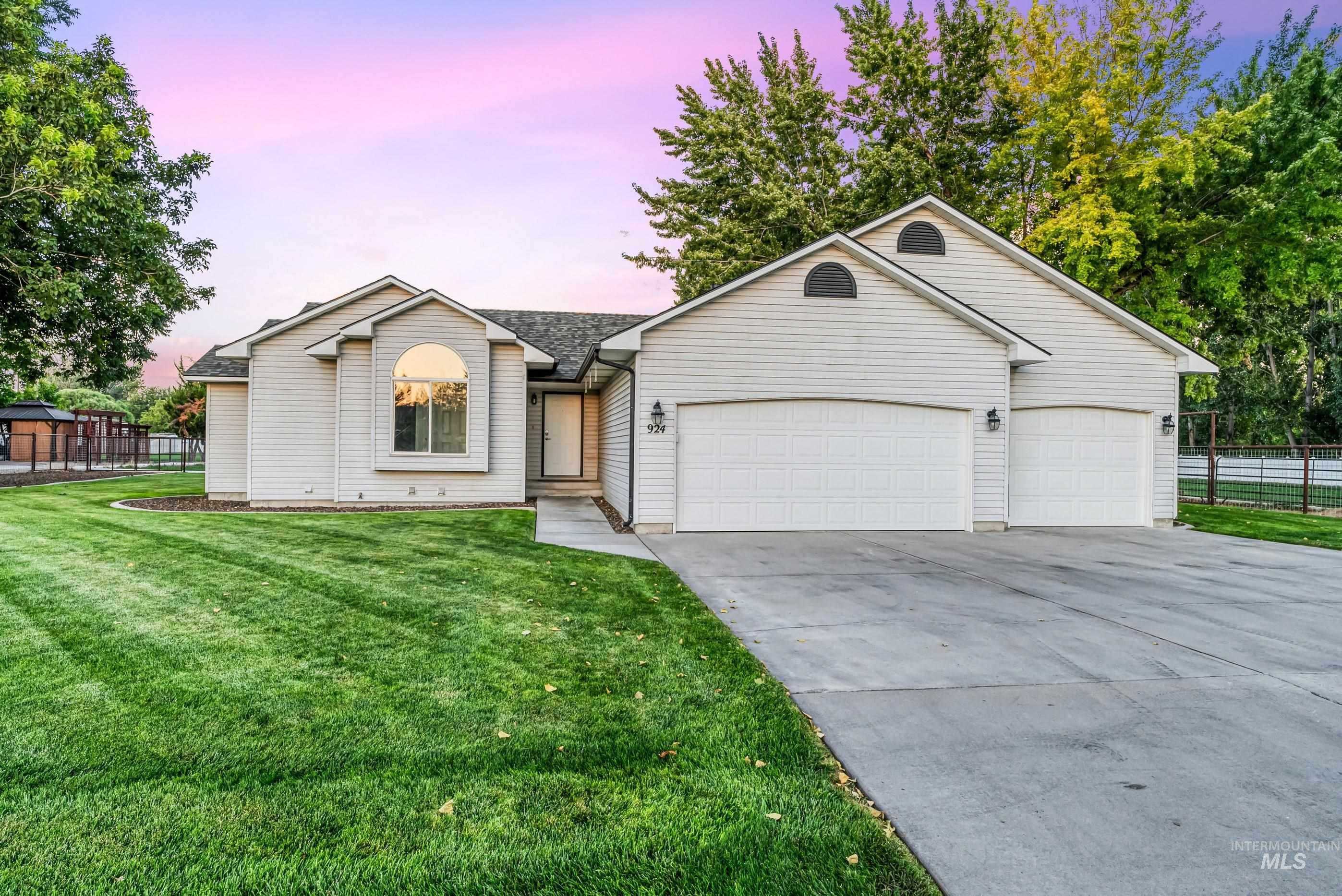 photo 2: 924 N 52nd St, Nampa ID 83687