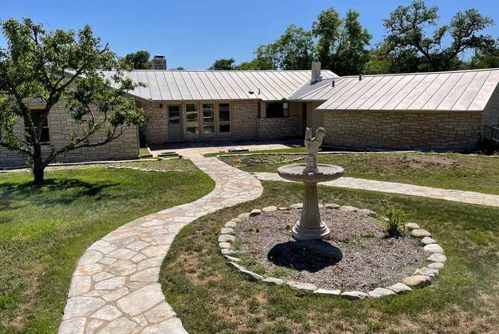 photo 2: 624 W Water St, Kerrville TX 78028