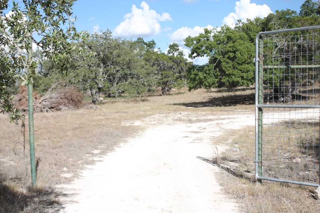 photo 2: 826 Byas Springs Rd W, Mountain Home TX 78058