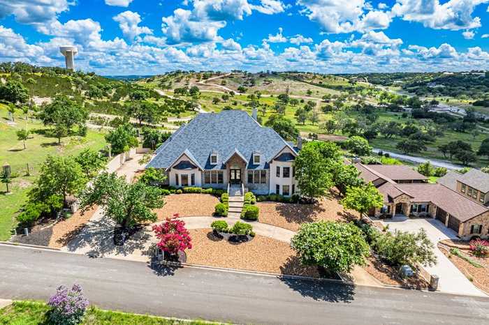 photo 2: 219 Castle Pines Dr, Kerrville TX 78028